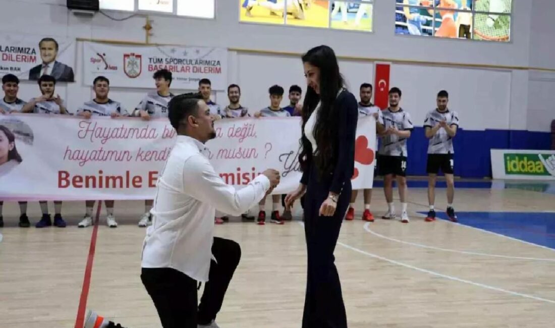 Sivas Gençlik SK antrenörü, Giresunspor maçı öncesi basketbolcu sevgilisine evlilik