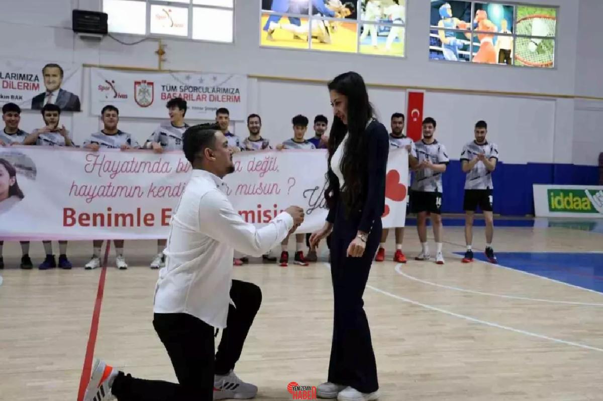 Sivas Gençlik SK antrenörü, Giresunspor maçı öncesi basketbolcu sevgilisine evlilik