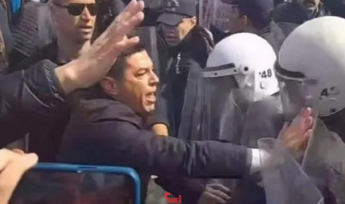 Ekrem İmamoğlu'na destek yürüyüşü için Muğla Adliyesi önünde toplanan partililer