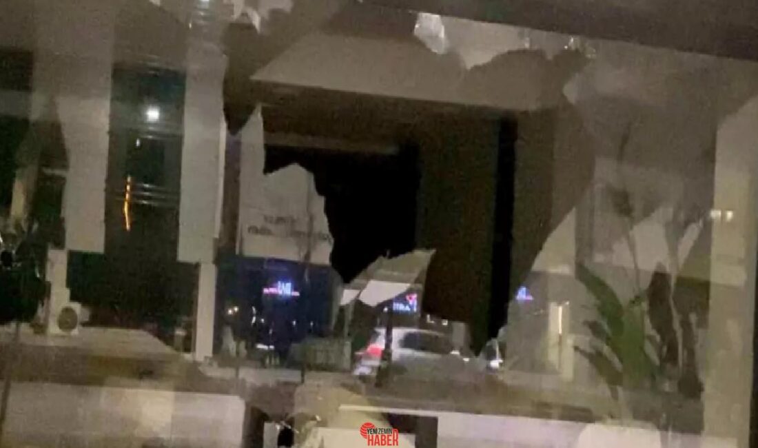 İnegöl'de motosikletli bir şahıs mobilya mağazasının camlarını kırdı, polis soruşturma