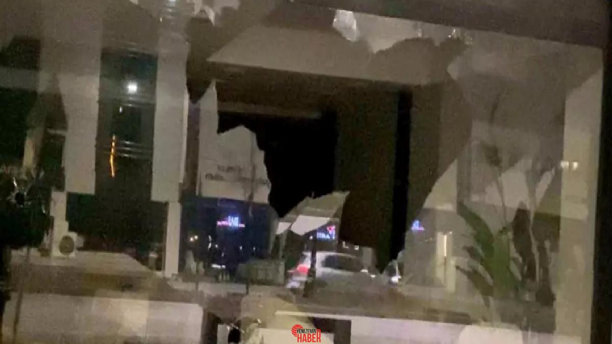 İnegöl'de motosikletli bir şahıs mobilya mağazasının camlarını kırdı, polis soruşturma