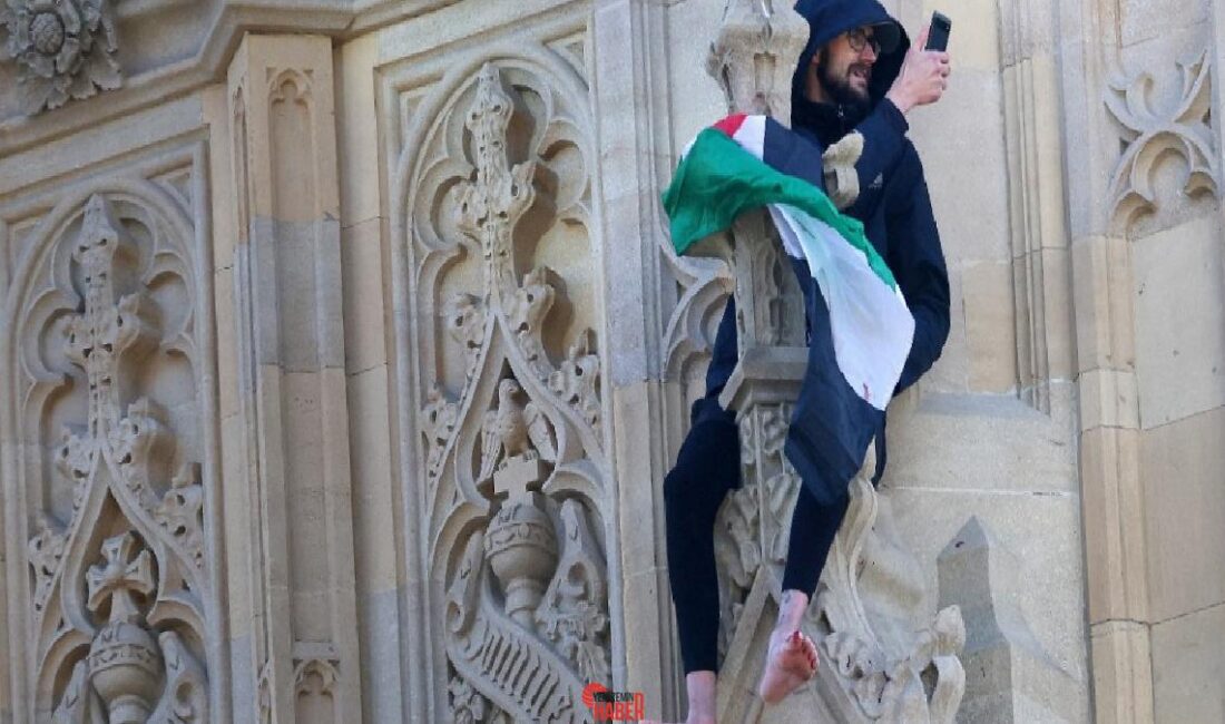 İngiltere’nin simgelerinden Big Ben Saat Kulesi’ne tırmanarak, Filistin bayrağı açan