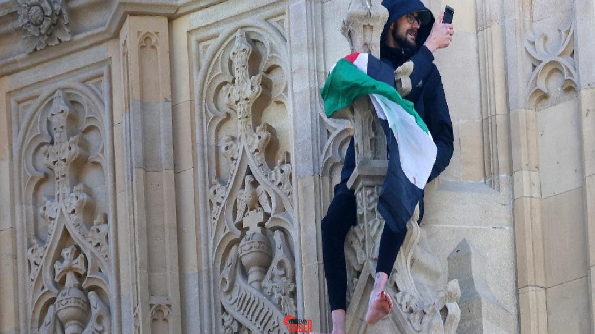 İngiltere’nin simgelerinden Big Ben Saat Kulesi’ne tırmanarak, Filistin bayrağı açan
