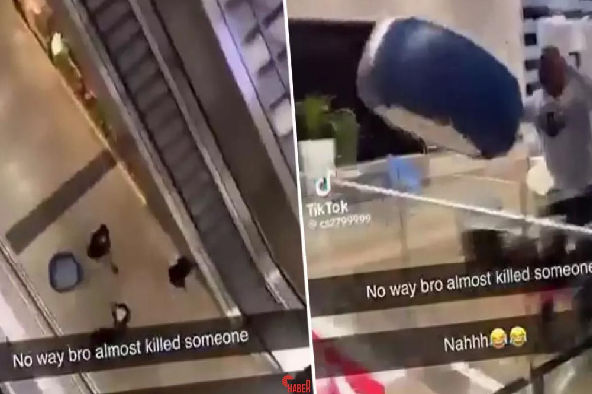 Londra'daki Westfield alışveriş merkezinde, üçüncü kattan ağır bir koltuğu aşağıya
