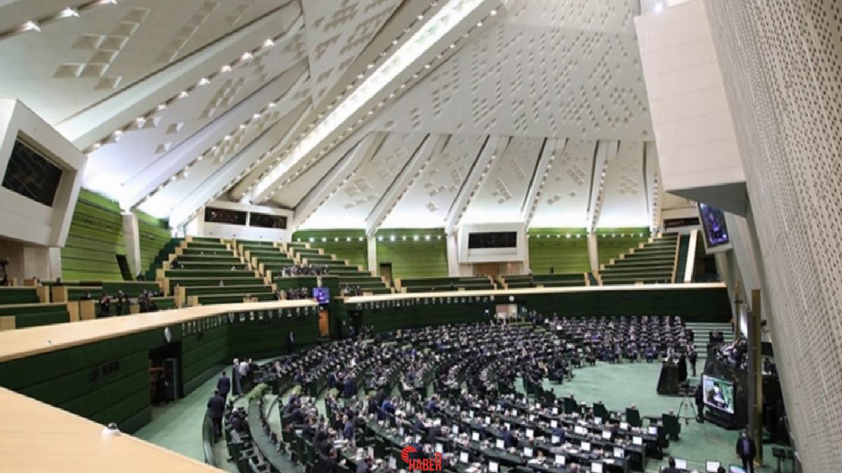 İran İslami Şura Meclisi, kamu kurumlarında çalışma günlerini 5'e indiren