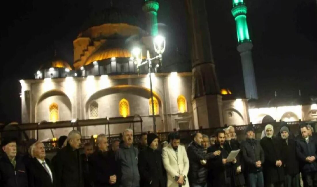 Ordu'da teravih namazı sonrası bir araya gelen vatandaşlar, İsrail'in Gazze'ye
