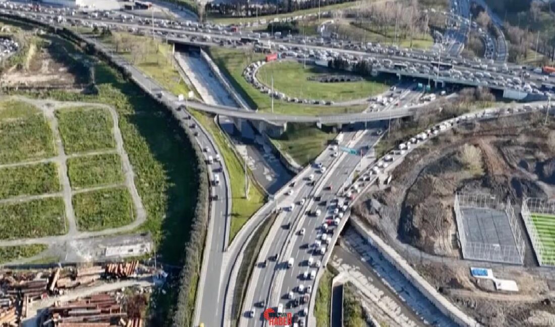 Bahçelievler'de caddede bırakılan servis araçları ve yanlış park nedeniyle yolun