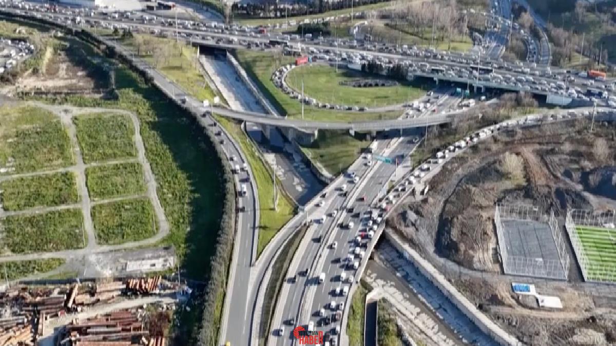 Bahçelievler'de caddede bırakılan servis araçları ve yanlış park nedeniyle yolun