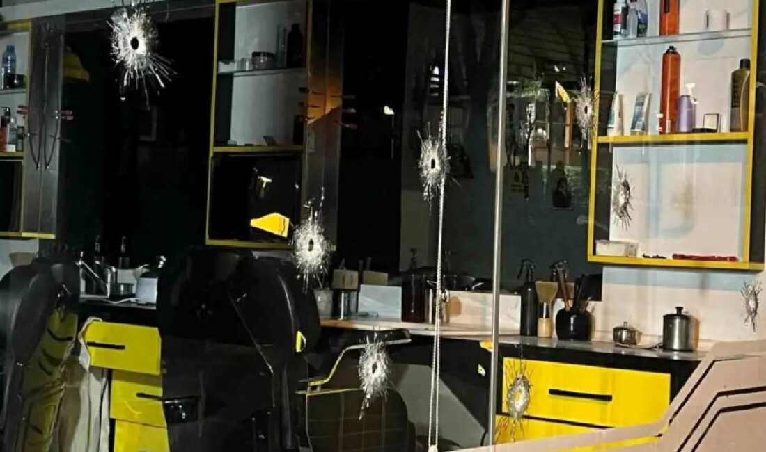 Bağcılar'da berber dükkanına akın düzenlendi, iş yeri sahibi ağır yaralandı,
