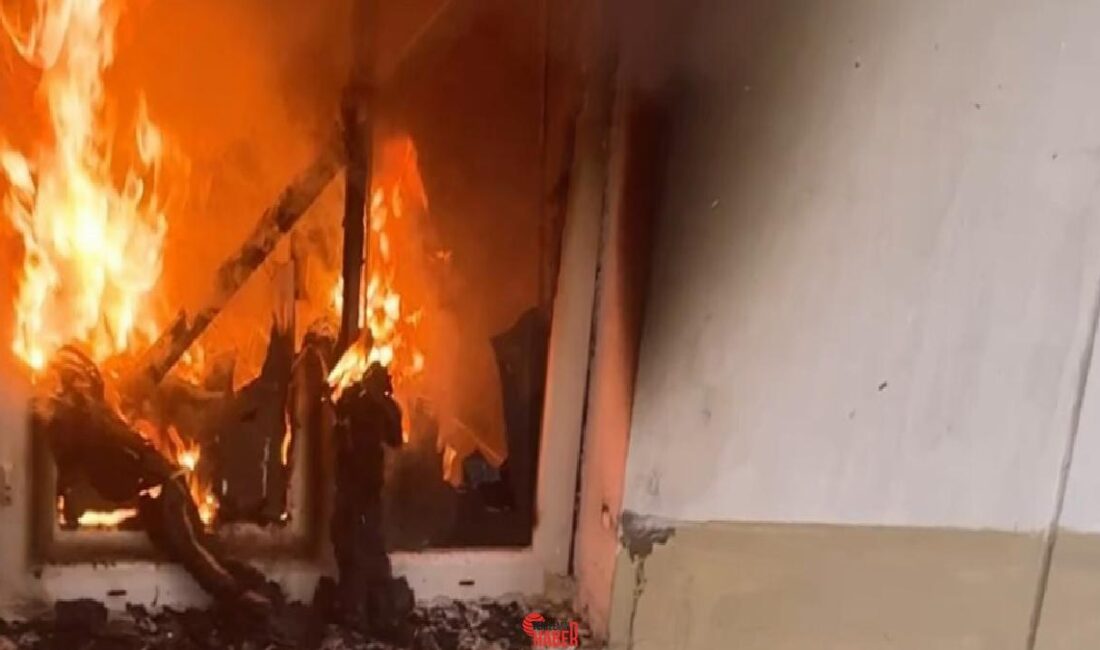 Avcılar'da kentsel dönüşüm kapsamında boşaltılan 4 katlı binada çıkan yangın,