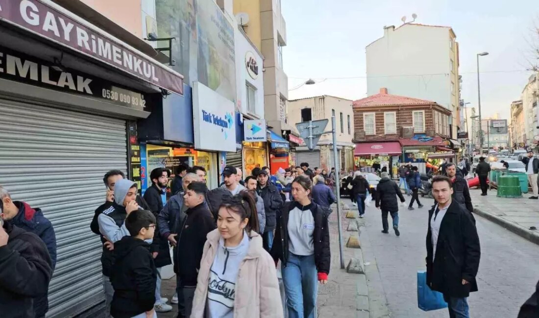 Ramazan'ın ilk gününde vatandaşlar İstanbul'da fırınlarda sıcak pide ve tatlı
