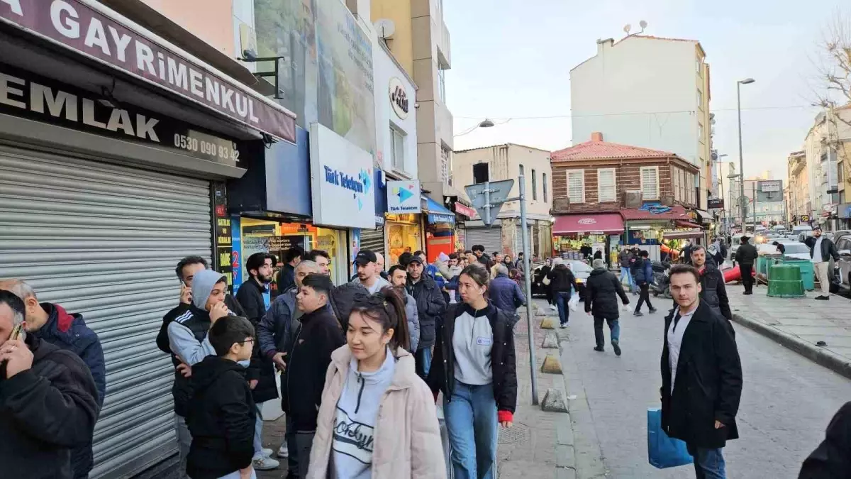 Ramazan'ın ilk gününde vatandaşlar İstanbul'da fırınlarda sıcak pide ve tatlı