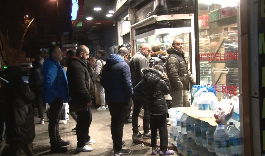 Ramazan ayının birinci sahur gecesine kalkan İstanbullular, sıcak ekmek ve