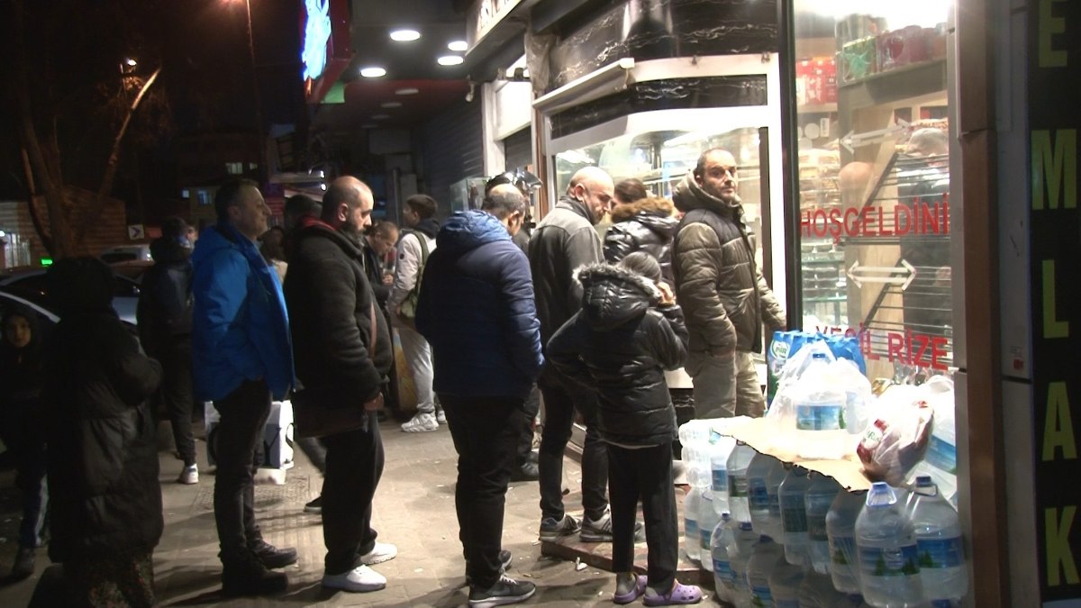 Ramazan ayının birinci sahur gecesine kalkan İstanbullular, sıcak ekmek ve