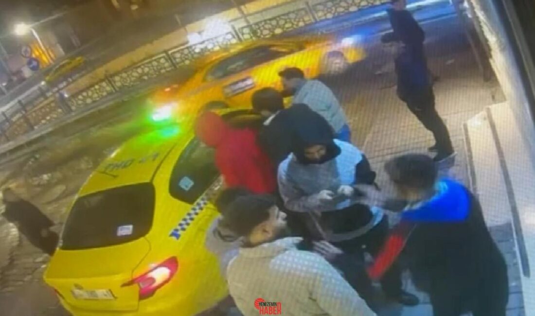 Taksim'de sohbet eden iki arkadaşın cep telefonunu birebir anda alarak