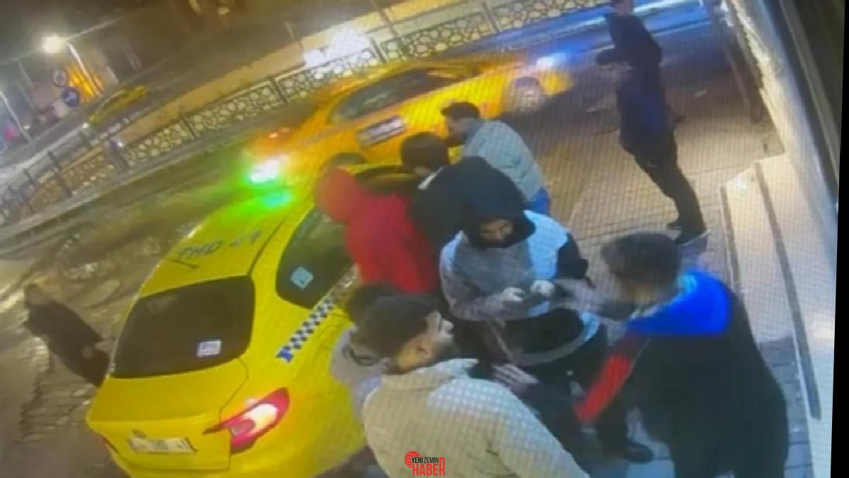 Taksim'de sohbet eden iki arkadaşın cep telefonunu birebir anda alarak