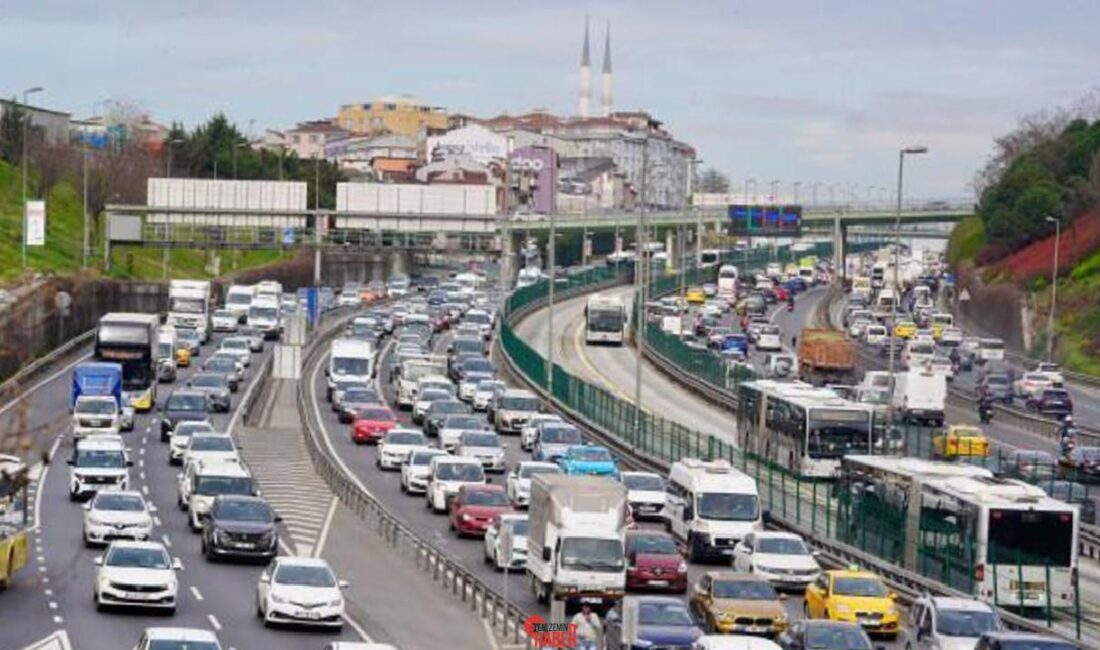 İstanbul'da, trafik yoğunluğu yüzde 81'e çıktı. Haftanın ikinci iş günü