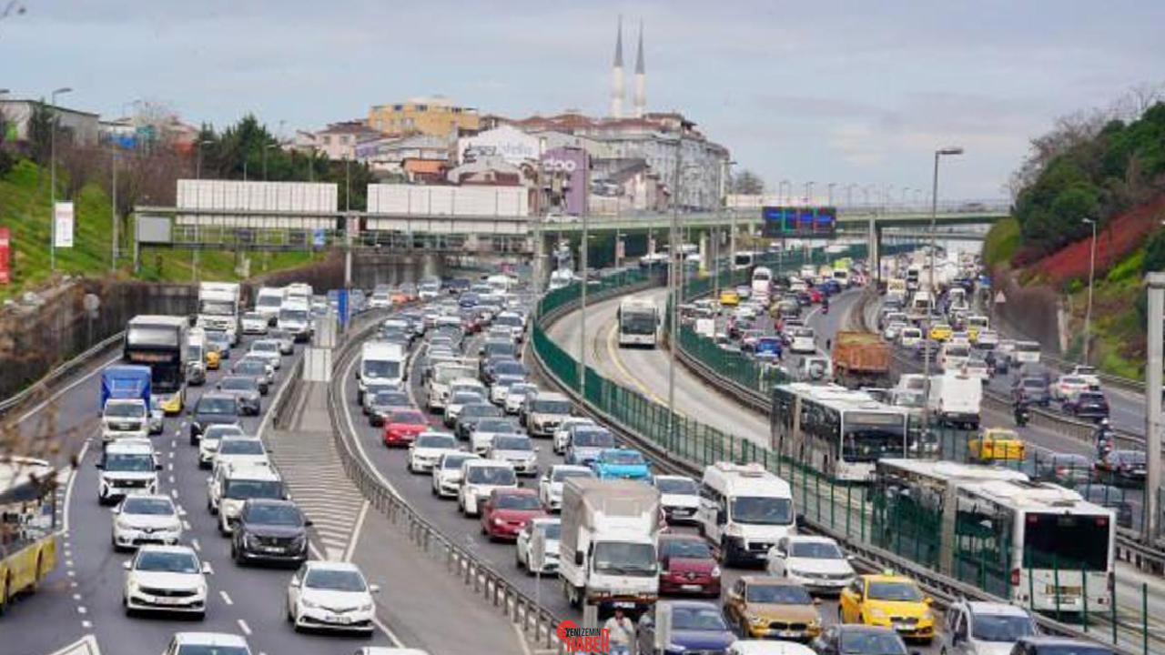 İstanbul'da, trafik yoğunluğu yüzde 81'e çıktı. Haftanın ikinci iş günü