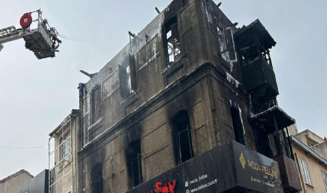 Tarihi Kemeraltı Çarşısı’nda bulunan üç katlı bir iş yerinde çıkan