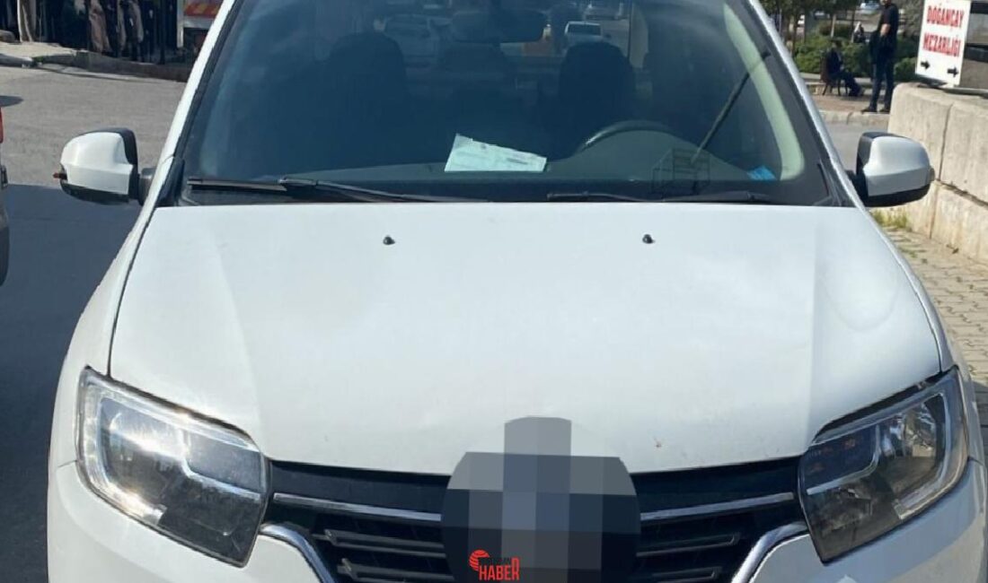 Bayraklı ilçesinde bir korsan taksi şoförü, aracına aldığı müşterileri tarafından