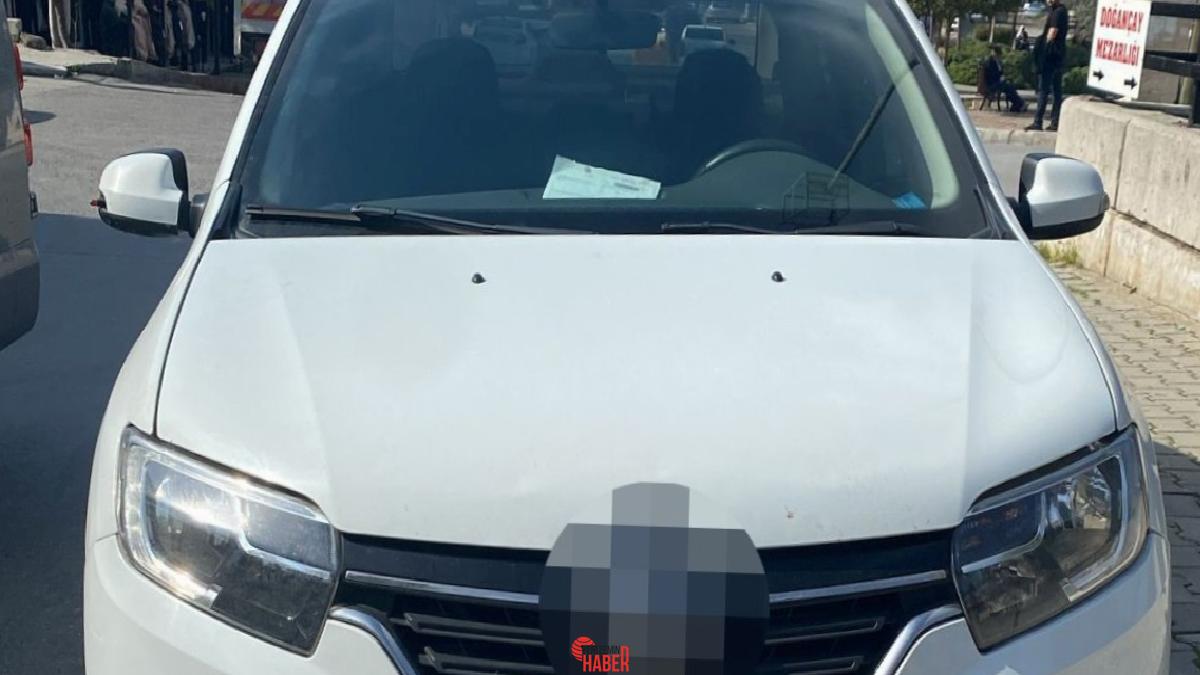 Bayraklı ilçesinde bir korsan taksi şoförü, aracına aldığı müşterileri tarafından