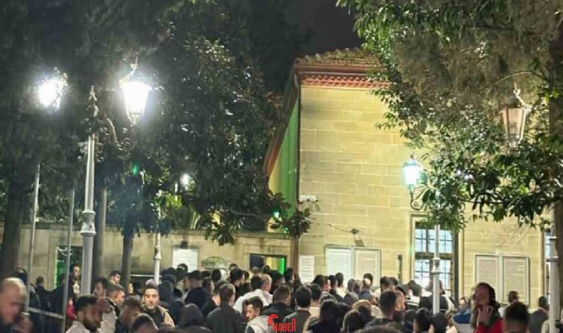 Kadir Gecesi'ni dua ve ibadet ile geçirmek isteyen birçok insan