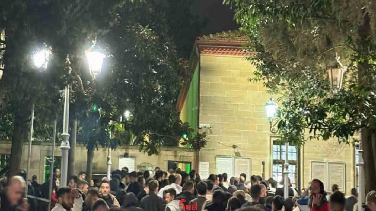 Kadir Gecesi'ni dua ve ibadet ile geçirmek isteyen birçok insan
