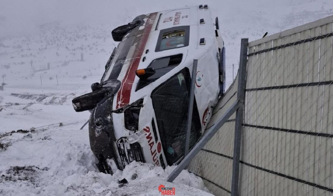 Karlı yolda şoförünün direksiyon hakimiyetini kaybetmesi sonucu kaza yapan ambulansta