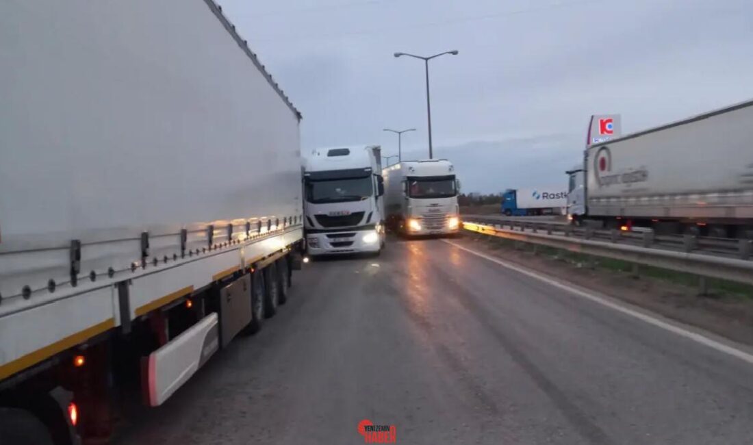 Edirne Kapıkule Hudut Kapısı'nda yurt dışına çıkmak için bekleyen tır