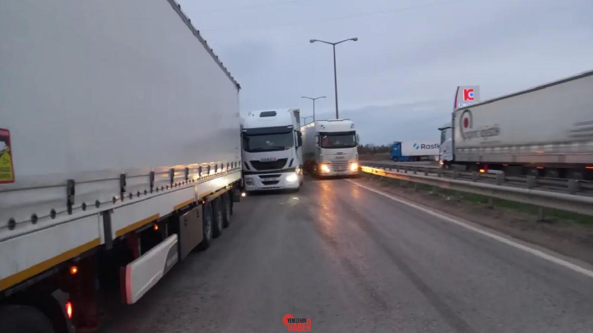 Edirne Kapıkule Hudut Kapısı'nda yurt dışına çıkmak için bekleyen tır