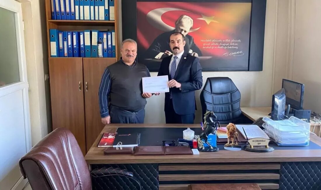 Arpaçay'da Kaymakam Akköz, karla uğraştaki muvaffakiyetleri nedeniyle Özel Yönetim çalışanlarına