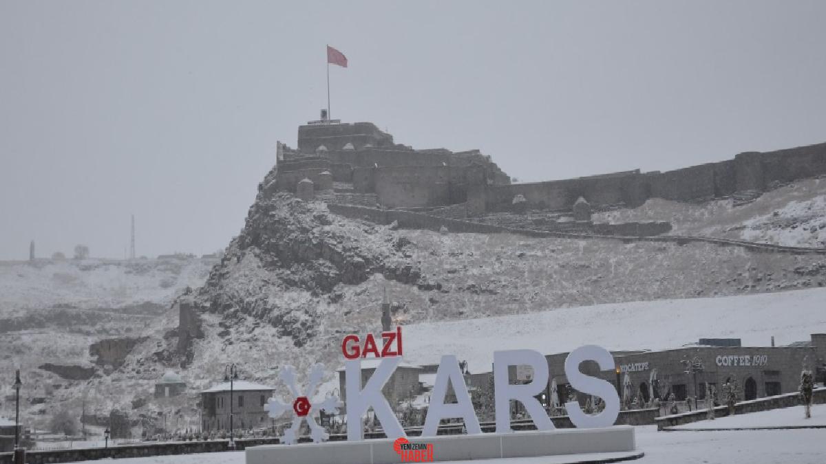 Kars'ta soğuk havanın birkaç gün daha tesirli olacağını belirtirken, kar
