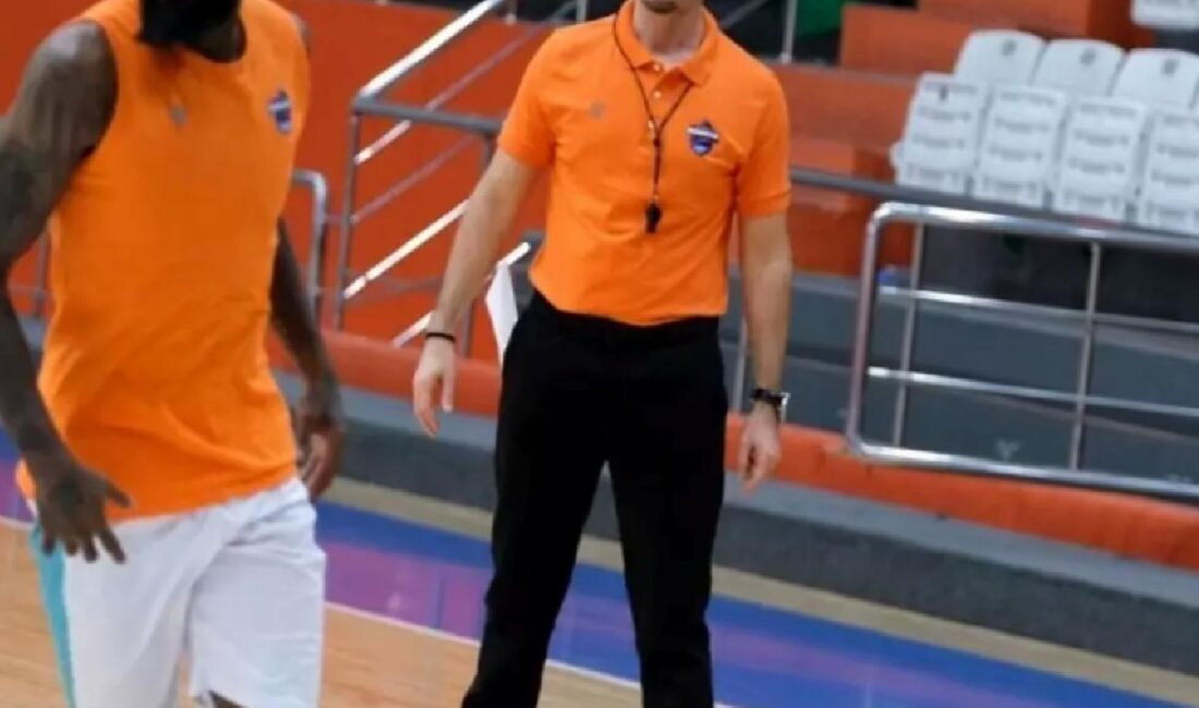 Karşıyaka Basketbol, yeni başantrenör olarak Ahmet Çakı ile muahede sağladı.