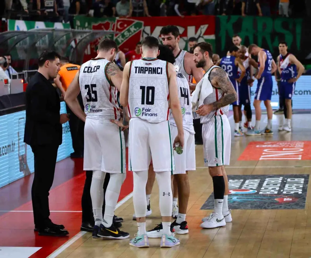 Karşıyaka, transfer yasağını kaldırmayı hedefleyerek Mike Smith ve Suleiman Braimoh'u