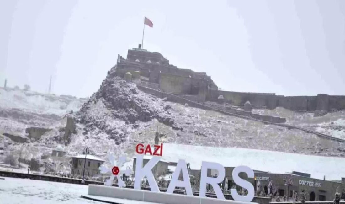 Kars'ta ansızın bastıran kar, yüksek kısımlarda tesirli oldu; şoförlere zorluk