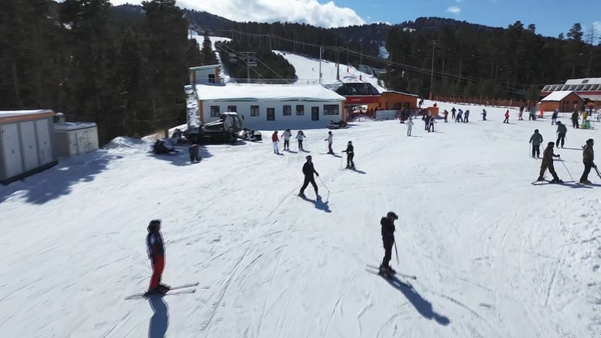 Sarıkamış Kayak Merkezi’nde kar kalınlığı 1,5 metreyi geçti. Ramazan ayının