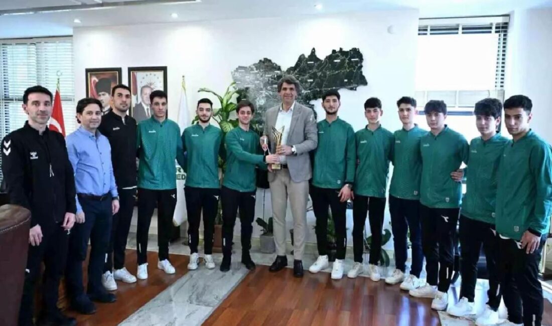 Kartepe Belediyespor, Osmaniye'de düzenlenen Erkekler Salon Hokeyi 1. Ligi'nde şampiyonluğa