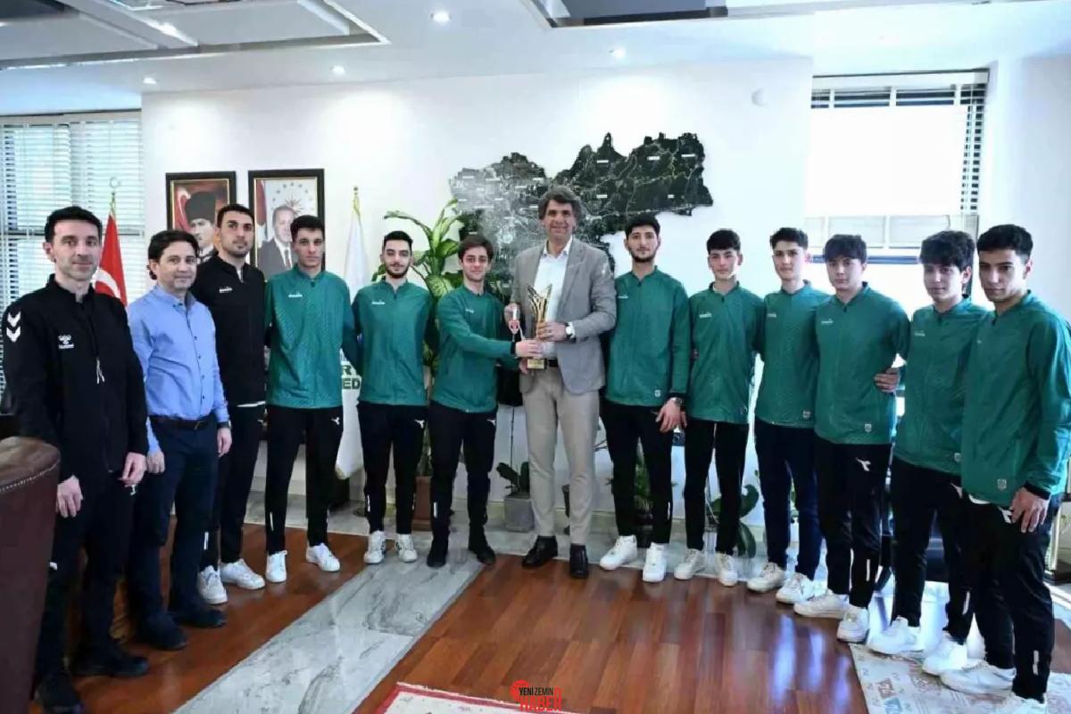 Kartepe Belediyespor, Osmaniye'de düzenlenen Erkekler Salon Hokeyi 1. Ligi'nde şampiyonluğa