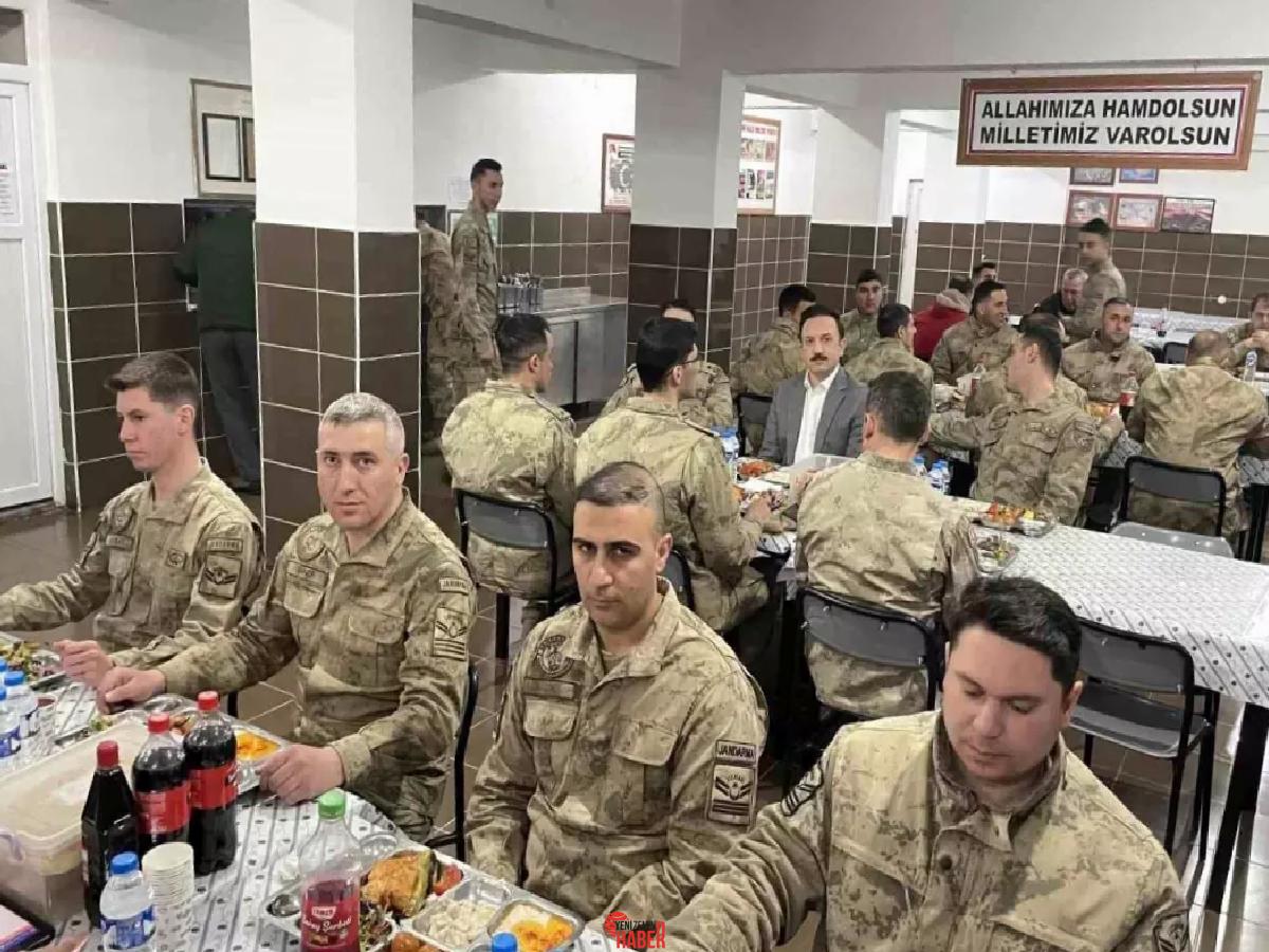 Malazgirt Kaymakamı Bayram, jandarma çalışanıyla iftar yaparak güvenliklerine teşekkür etti.