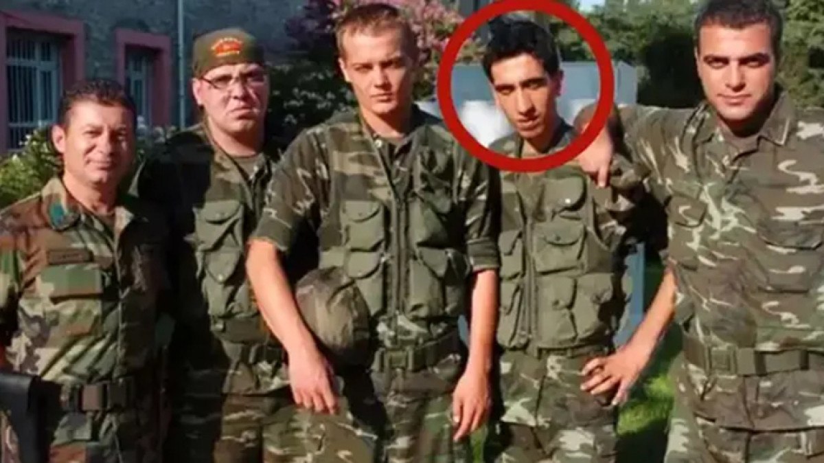 Emret Kumandanım dizisinde Naci karakterini oynayan ve Kemal Sunal'a benzerliği