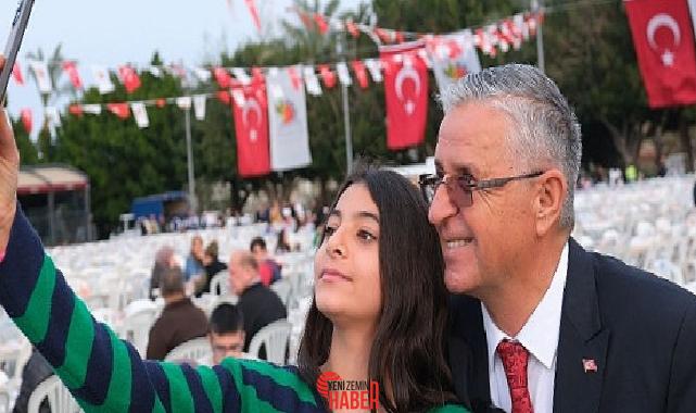 Kemer Belediye Başkanı Necati Topaloğlu ev sahipliğinde Kemer Cumhuriyet Meydanı'nda