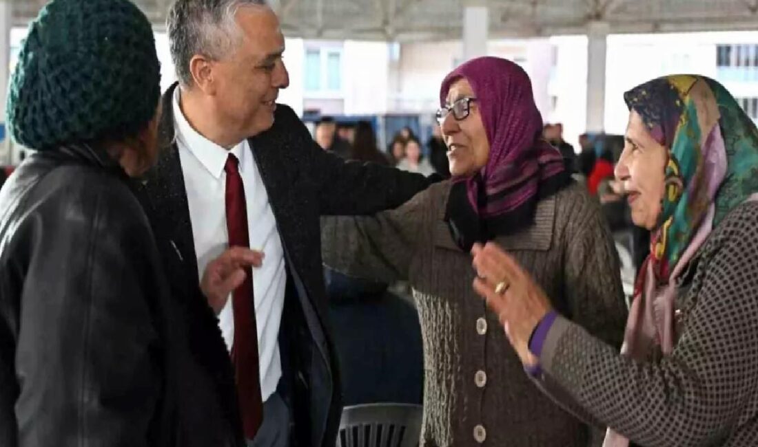 Antalya Muratpaşa Belediye Başkanı Ümit Uysal, Kızıltoprak Mahallesi'nde düzenlenen iftar