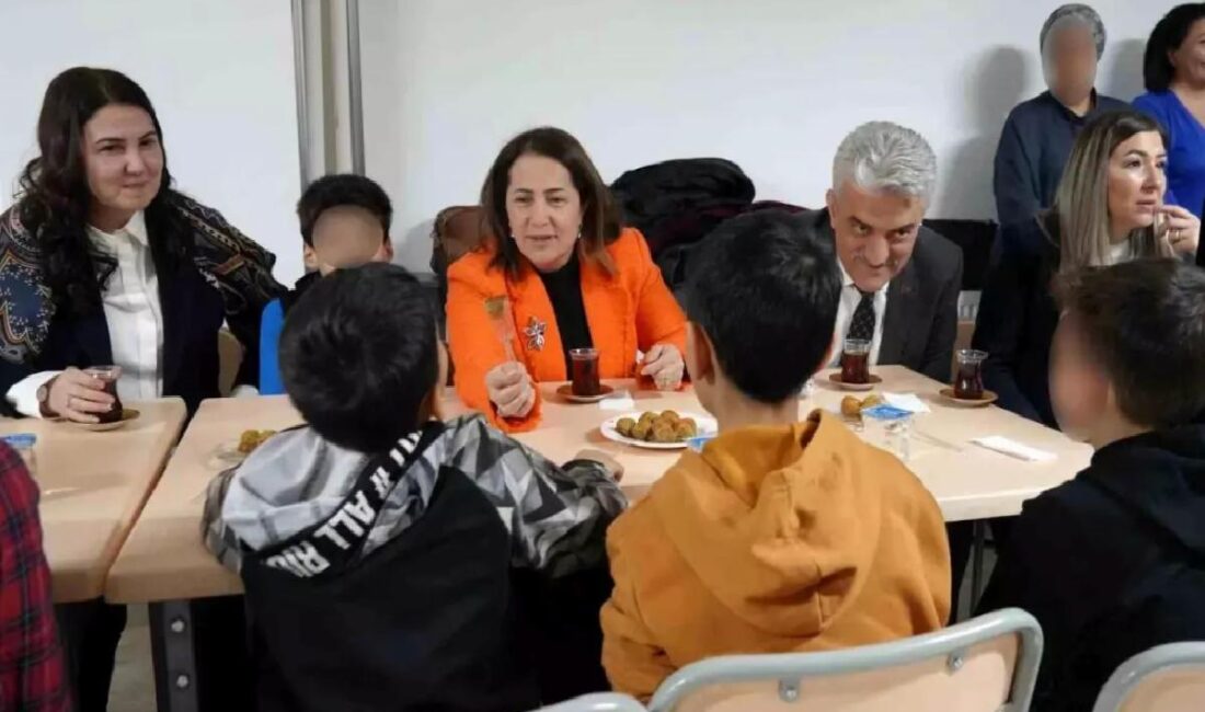Vali ve Bakan Yardımcısı, devlet korumasındaki çocuklarla iftar programında bir