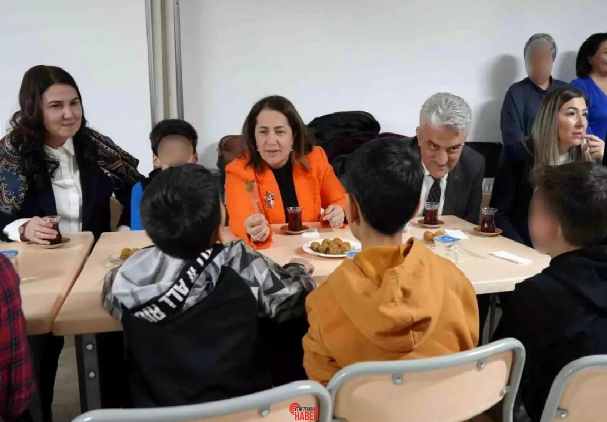 Vali ve Bakan Yardımcısı, devlet korumasındaki çocuklarla iftar programında bir
