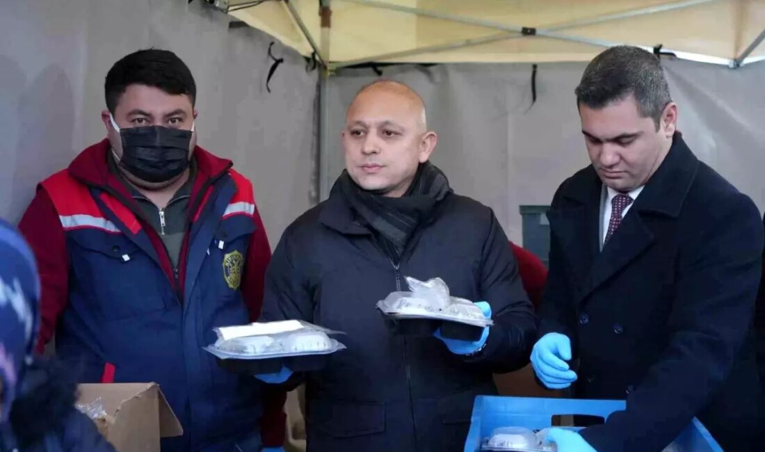 Kırıkkale Belediyesi, Ramazan ayının birinci gününde Ramazan Sokağı'nda kurduğu iftar