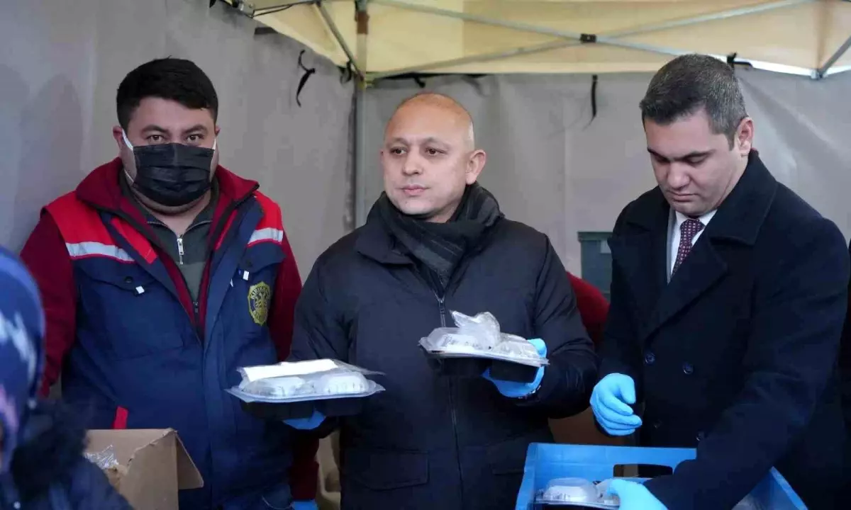 Kırıkkale Belediyesi, Ramazan ayının birinci gününde Ramazan Sokağı'nda kurduğu iftar