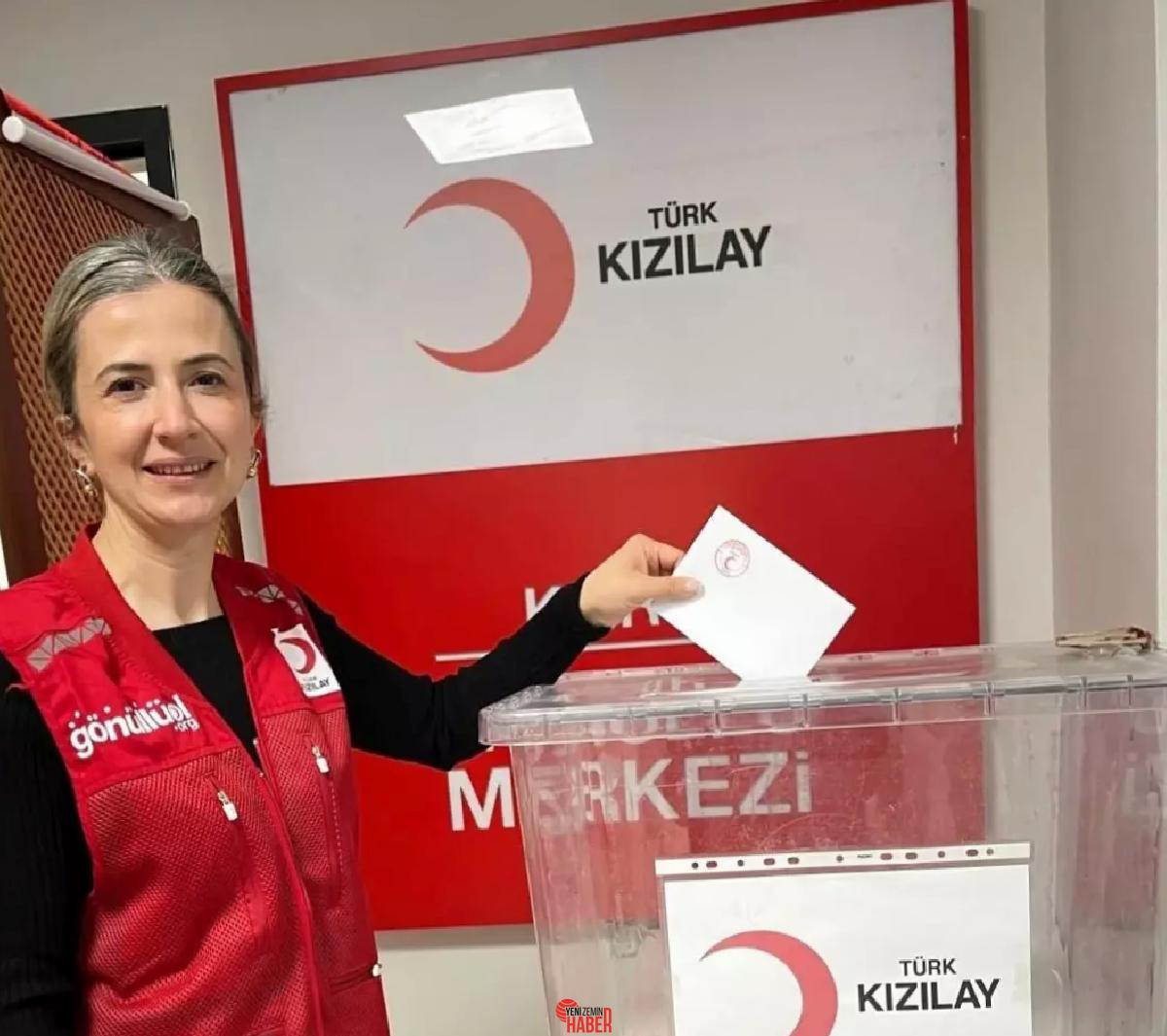 Kübra Hüryurt, Kızılay Kars Şubesi'nin ilk kadın başkanı olarak göreve