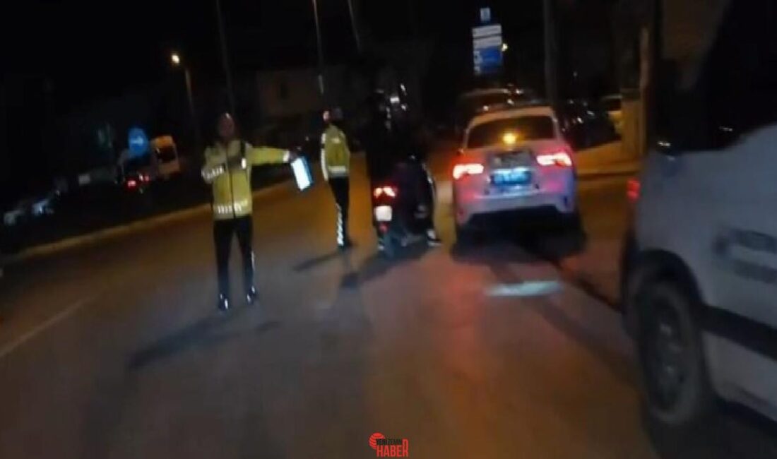Polis memurunun, plakası çatlak olan motosikletin şoförüne, “Ben buna ceza