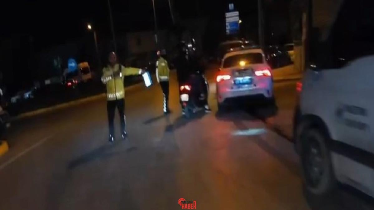 Polis memurunun, plakası çatlak olan motosikletin şoförüne, “Ben buna ceza