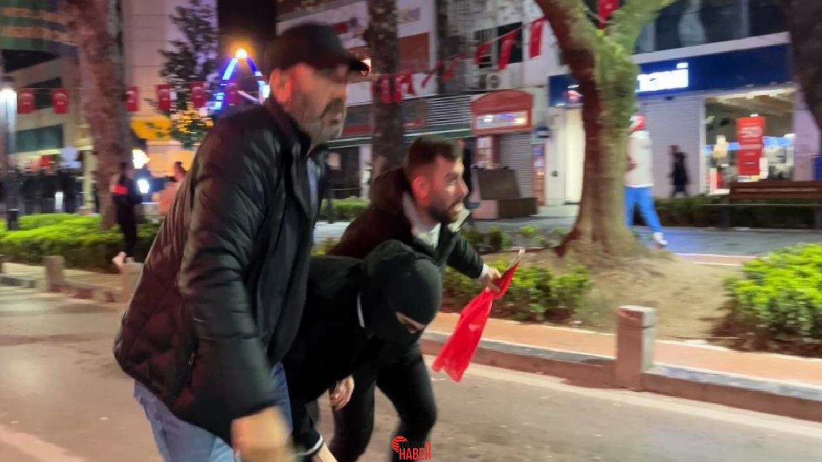 İzmit'te müsaadesiz şov yapan hareketçilerin gözaltına alındığı sırada bir polis